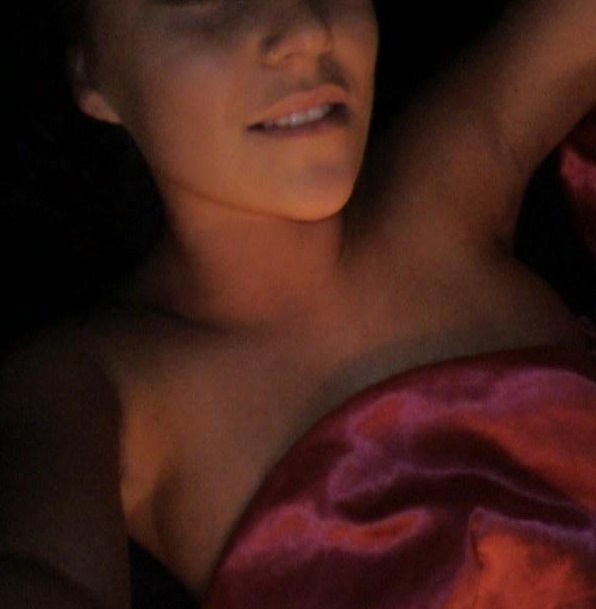 Selfie nue dans mon lit